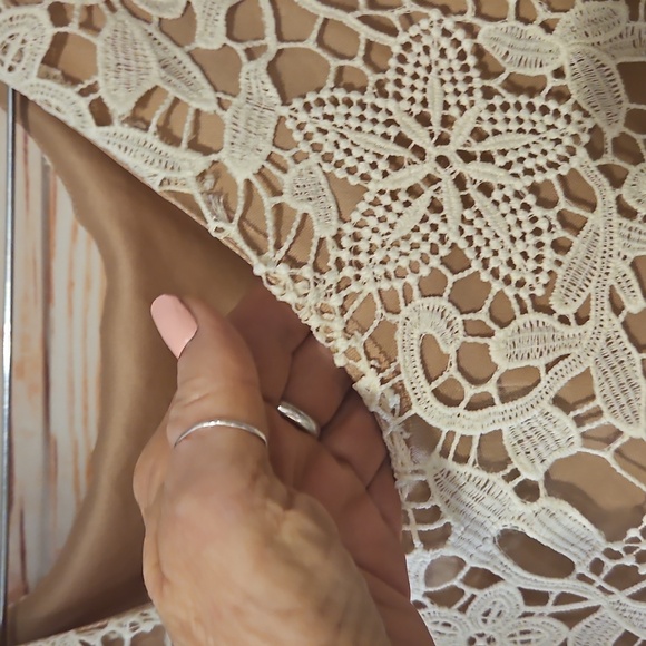 NWOT Beautifull Lace, Lined, Bell Sleeve Party Dress! Size LARGE - Picture 2 of 9